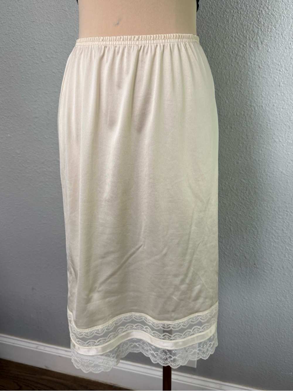 Vintage Vanity Fair Half Slip Lace Detail Size Large
